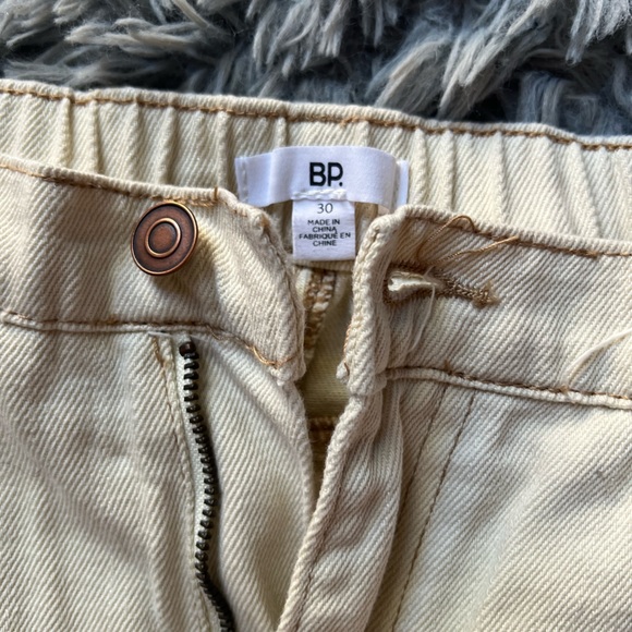 BP. Cream Colored Cargo Jeans - size 30 - Picture 3 of 3